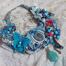 Plastron Far West, une tendance de l'Ouest Am&eacute;ricain brod&eacute; avec pierres de gemme, cristaux, perle de Murano, c&eacute;ramique, perles en m&eacute;tal, perles de boh&egrave;me, rocailles en verre et Argent 925